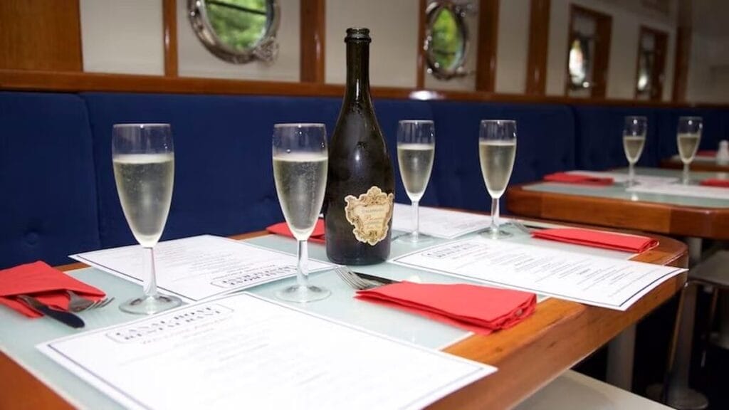 Cruzeiro com Jantar pelo Grand Canal: Uma Experiência Inesquecível em Dublin