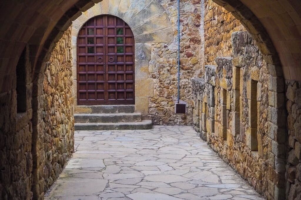 Descubra a Magia Medieval: Free Tour por Pals com a Civitatis