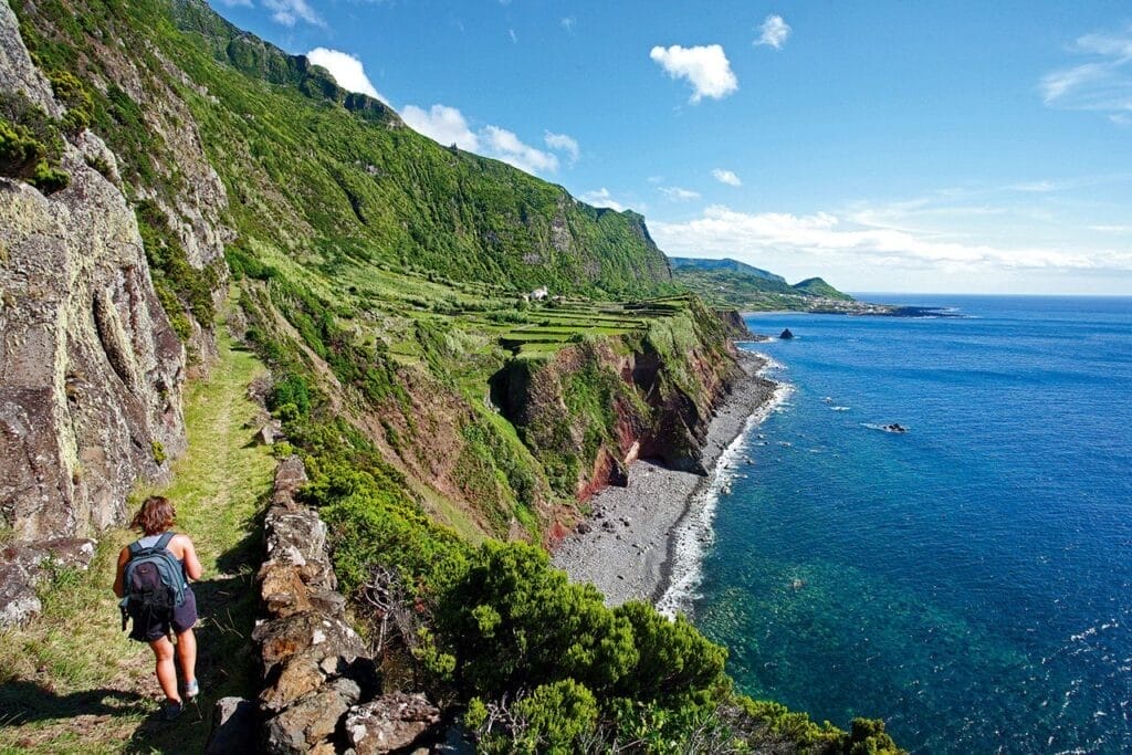 Trilhos Imperdíveis em São Jorge: As Fajãs e Outras Belezas Naturais