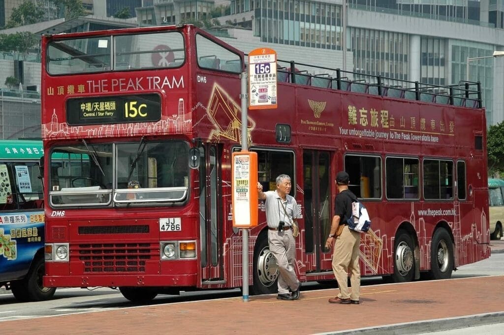 Por que os jovens chineses estão trocando os aviões por viagens de ônibus e trem?