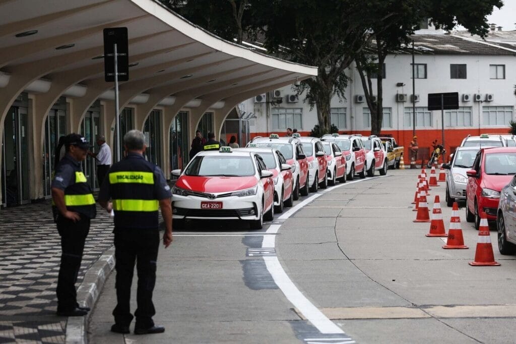 Por Que o Ponto de Táxi em Congonhas Está Gerando uma Guerra?