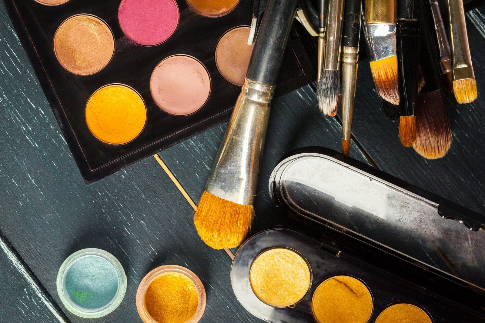 Makeup brushes and make-up eye shadows