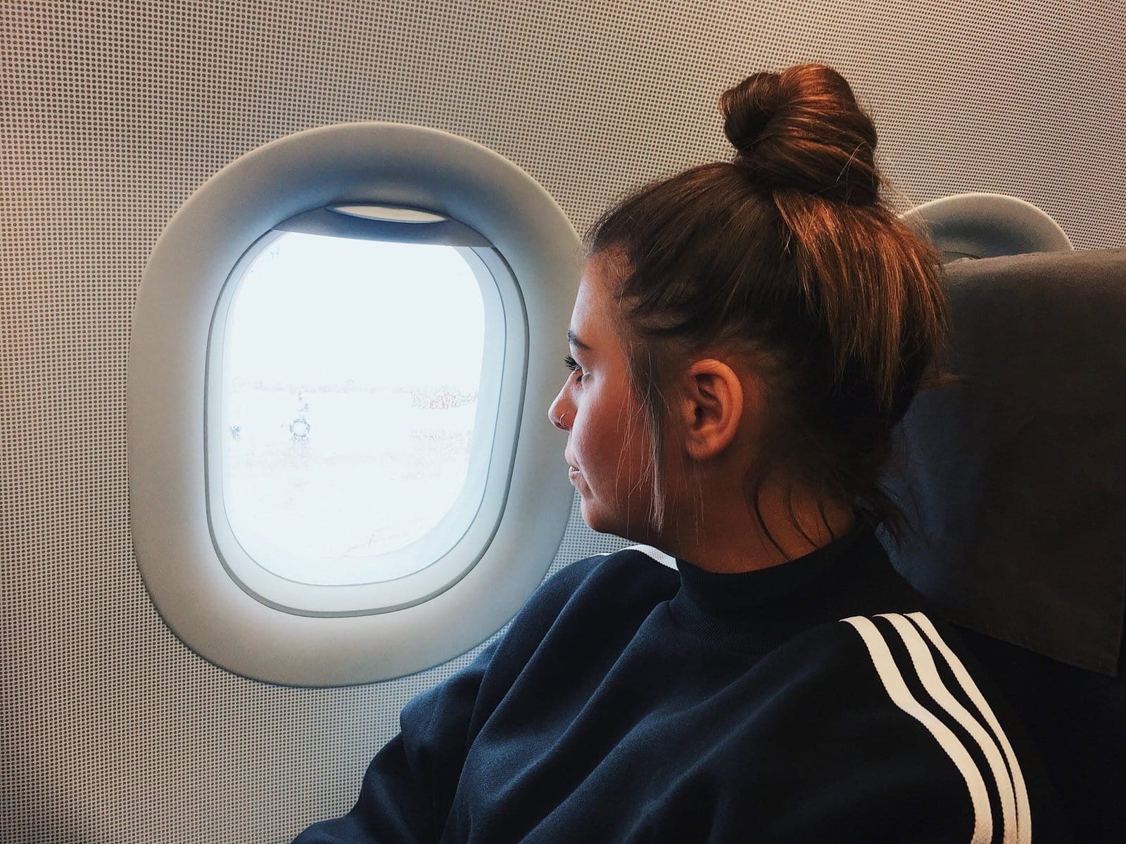 Kit de Sobrevivência para Voos Longos: O que Levar na Mala de Mão