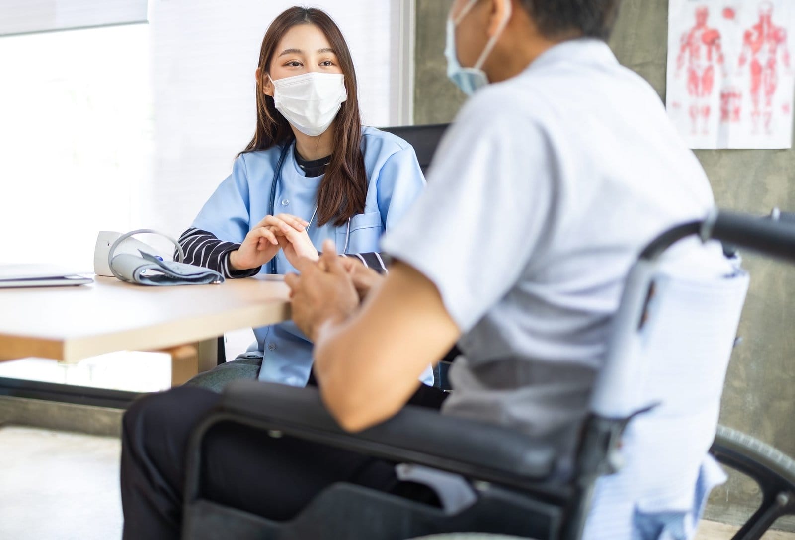 DOCTOR ELDER WOMAN VACCINE