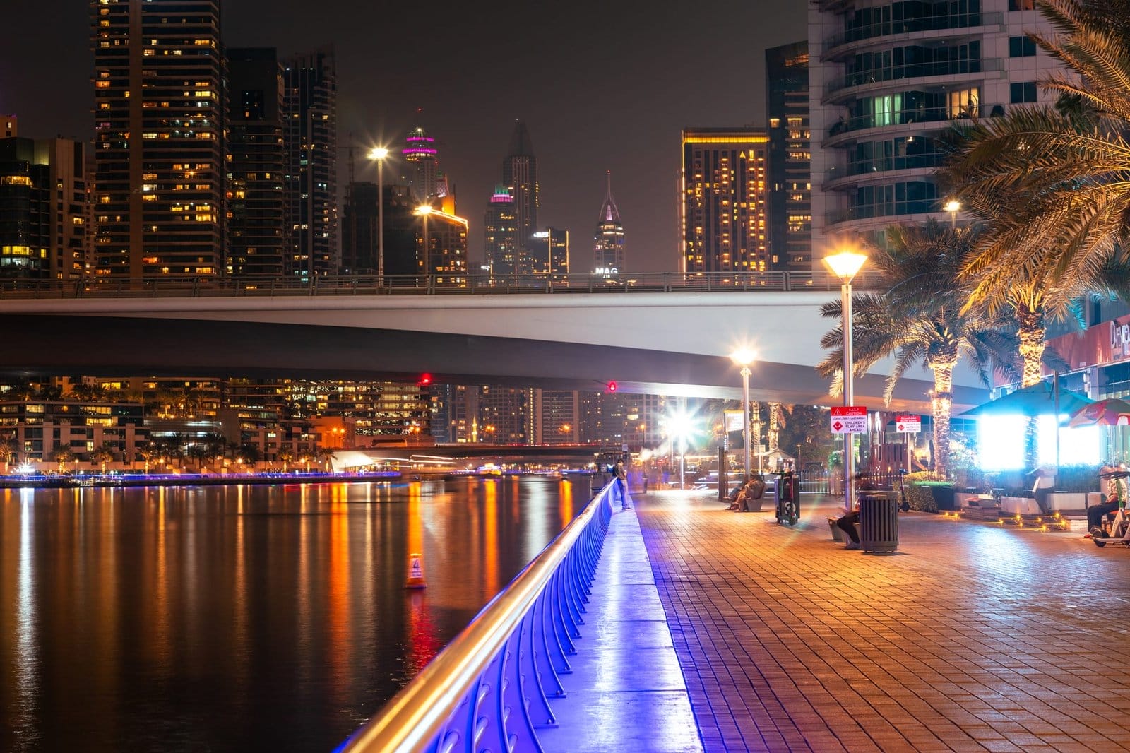 Dubai Noturna: Guia Completo de Baladas, Jazz Bars e Shisha Lounges Sem Álcool