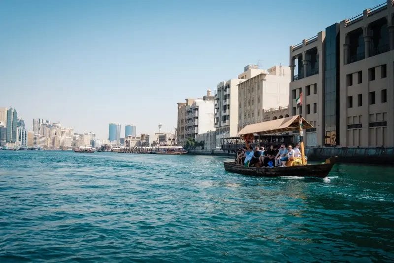 Passeio de Abra no Dubai Creek: Experiência Autêntica por Apenas 1 Dirham